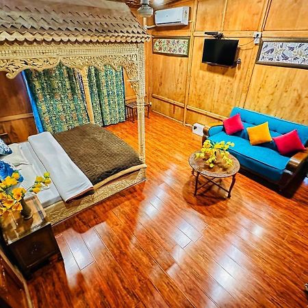 Отель Hayat Group Of Houseboats Сринагар Экстерьер фото
