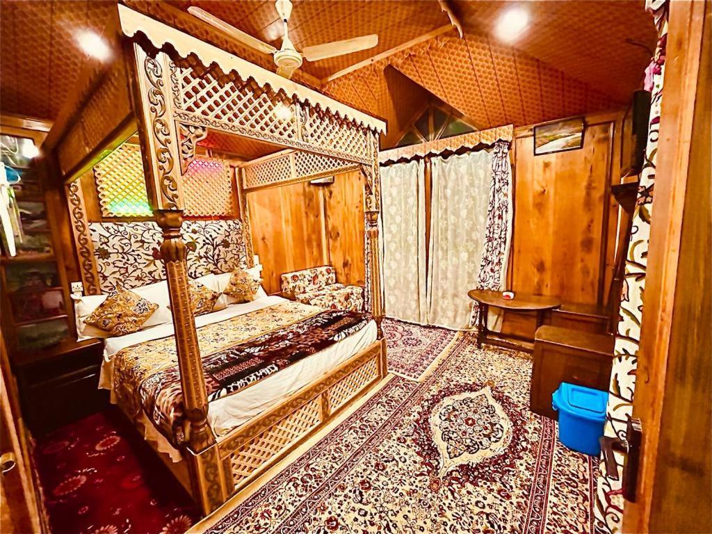 Отель Hayat Group Of Houseboats Сринагар Экстерьер фото