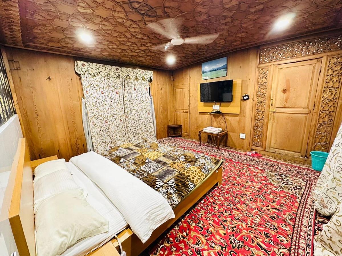 Отель Hayat Group Of Houseboats Сринагар Экстерьер фото