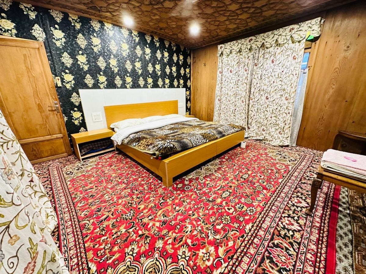 Отель Hayat Group Of Houseboats Сринагар Экстерьер фото